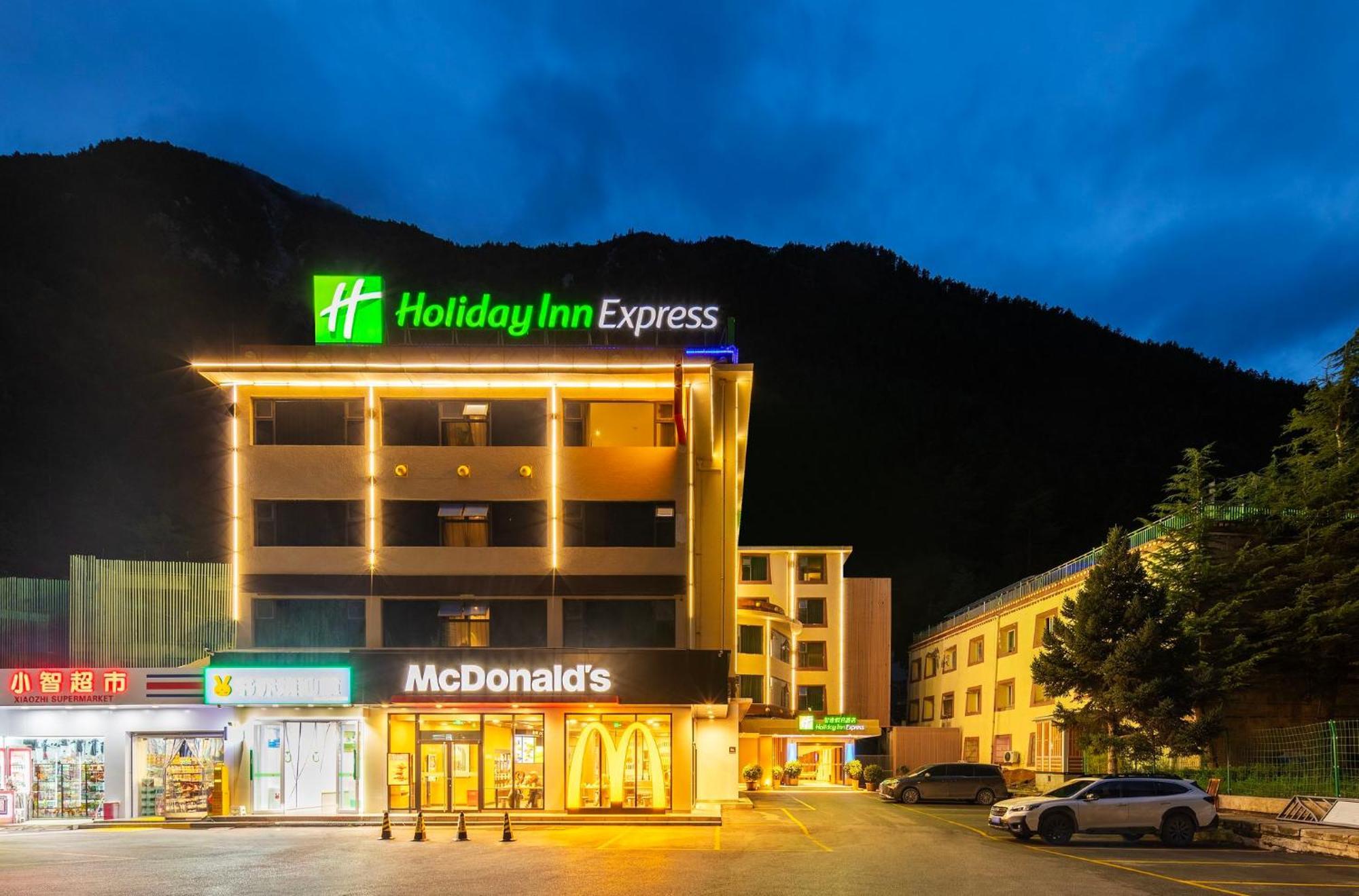 Holiday Inn Express Jiuzhaigou,Only 600 Meters To Jiuzhaigou Park By Ihg Exterior foto